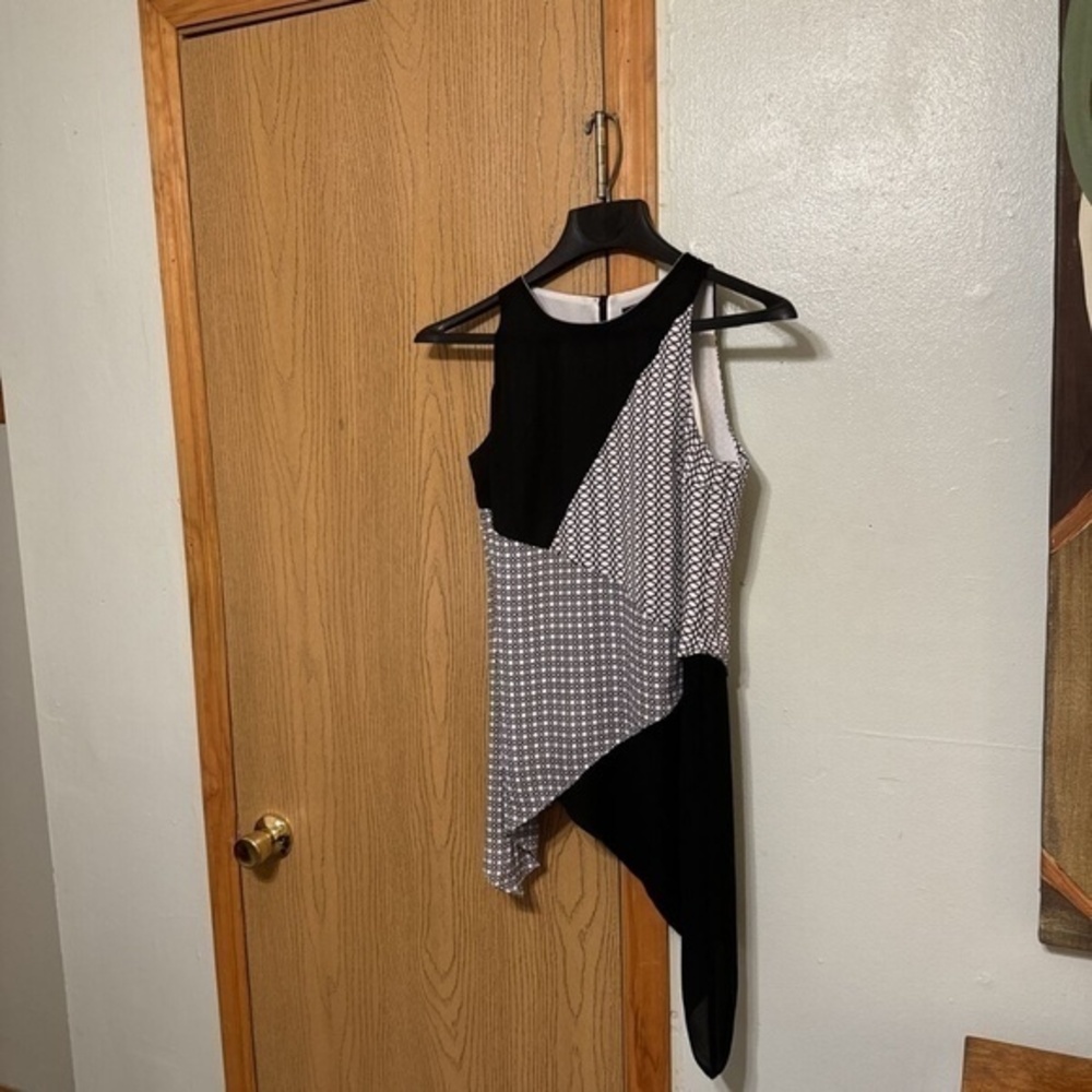White House Black Market XS w/Geometric Print Sleeveless Asymmetrical Blouse